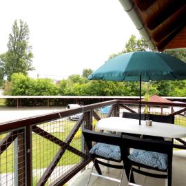 58 - Hullám Üdülőparkban vízközeli modern stúdió apartman, hotel in Balatonőszöd