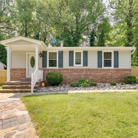 Walk to Beach: Charming Maryland Home w/ Yard!, ξενοδοχείο σε Flag Harbor