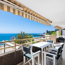 Spacious apart with large terrace,5 min beach