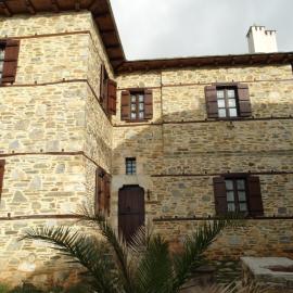 Iliopetra Suites, hotel in Agios Lavrentios