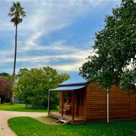 Tread Lightly Willunga Cabins, hotel v destinaci Willunga