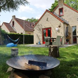 7 person House with swing, firepit, hammock, garden, swimming lake, child friendly, in- and outside playground, and great coffee, hotel en Ewijk
