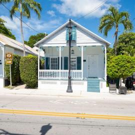 Just steps to Duval- Sleeps 10- Heated Pool House