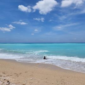 Beachfront Apartment, Quiet 4 Beds, 1 Bath, AC, Wi-Fi, Hot Water, in Paraiso near Los Patos, hotel u gradu Paraíso