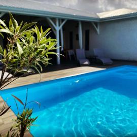 Villa Zolenzo, la tête dans les montagnes, 10 pers, piscine, vue Soufrière, khách sạn ở Petit-Bourg