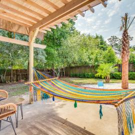 Pet-Friendly Pensacola Home w/ Sunny Backyard!、ペンサコーラのホテル