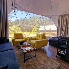 Nomad Domes, hotel en Rugineşti