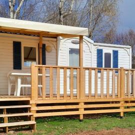 Mobil home au bord du lac, hotel in Nages