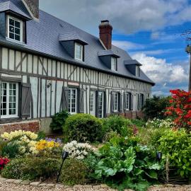 Cottage 4 chambres avec cheminée, Hotel in Épégard
