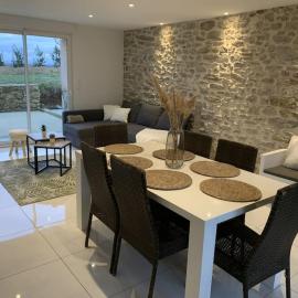 Maison chaleureuse dans village calme, hotel in Carbes