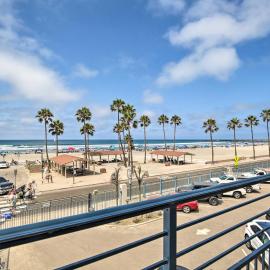 Beachfront Condo with Pool & Hot Tub, hotel v destinácii Oceanside