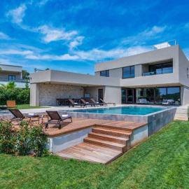Luxury beachside villa with a pool and a sea view, hotel di Banjole