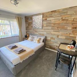 Gatwick Deluxe En-suite Rooms, hotel in Horley