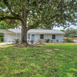Magnolia - Family-Friendly Comforts, TVs, Grill & Just Steps to the Beach!, hotel in Fort Walton Beach