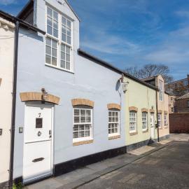 Boutique Old Sea Stable - 1 minute from beach, hotel in Tynemouth