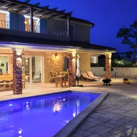 Villa Alara - charming villa with heated swimming pool, Hotel in Milohnići