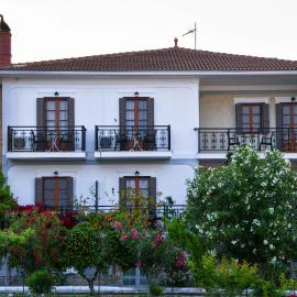 Chrys Marie Studios, Hotel in Ireo