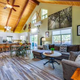 Groveland Home - Walk to Pine Mountain Lake!, hotel in Groveland