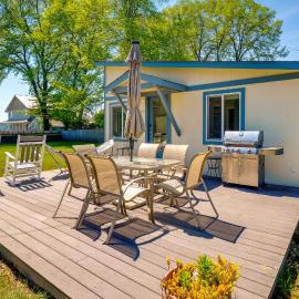 Waterfront Hood Canal Cottage: Steps to the Beach!, hotel em Belfair