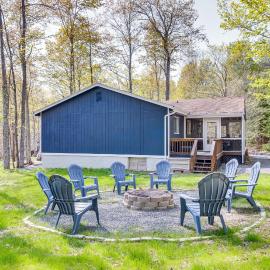 Deck & Community Perks: Bright Pocono Lake Home!, hotel u gradu Pocono Lake