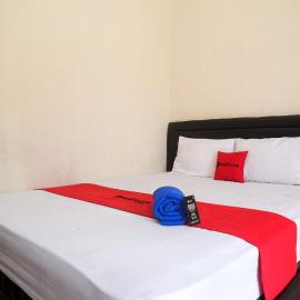 RedDoorz at Putri Syariah Brebes – hotel w mieście Biskal