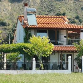 villa VIKTORIA, khách sạn ở Karianí