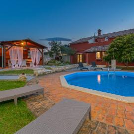 Villa Carla near Pula with private pool & kids playground up to 8 guests - pet friendly, hotel u gradu Mutvoran
