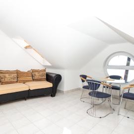 980 - Közvetlen vízparti panorámás egy légterű, tágas, tetőtéri apartman, Hotel in Balatonőszöd
