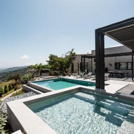 Eumelia Iconic Villa, with Heated Pool & Whirlpool, By ThinkVilla, hotel i Asigonía