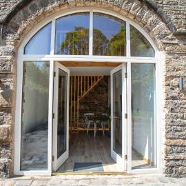 Stunning stone coach house, Hotel in Marple