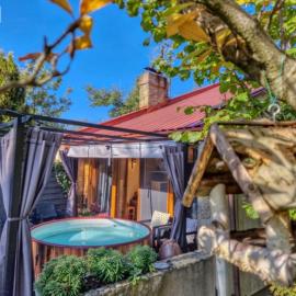 STRÓŻÓWKA SKI&SPA Domek nad rzeką z ogrodem i jacuzzi,narty., hotel en Stróża