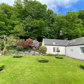 Spacious cottage - walk to Crieff, hotell i Crieff