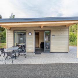 Barrierefreies Bungalow am Kronenburger See mit Terrasse, hotel u gradu 'Hallschlag'