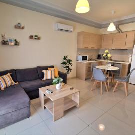 luxury - comfy center rodos、Asgourouのホテル
