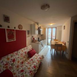 LA CASA DI PUCCI nel borgo affrescato di PARLASCO, hotel em Cortenova