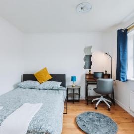 Double Room with Private Bathroom, parking & wifi, hotel in Barking