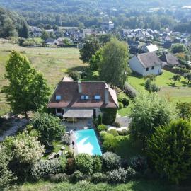 Villa de charme la Vinadière avec piscine privée et chauffée, hotel en Voutezac