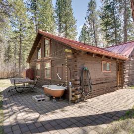Remote Escape: Klamath Falls Cabin By Lake & Hikes, hotel di Klamath Falls