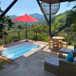 Cabaña con vista montañas Jacuzzi, 2 minutos del río, hotel in La Vega