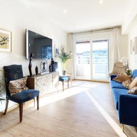 Paradise Luxurious apartment, 3 double rooms for 6 guests, 4 beds, terrace, jacuzzi, free parking, new, hotel a Sant Sebastià