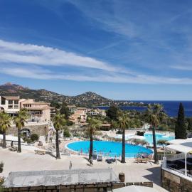 APPARTEMENT CAP ESTEREL CLIMATISE VUE MER, מלון באגאי
