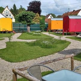 "Nesthocker" Café-Snackbar-Pension-Bauwagencamp, hotell i Offingen