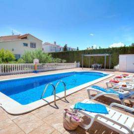AMPLIO CHALET CON GRAN PISCINA, hotel in Les tres Cales
