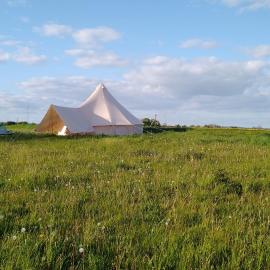 Cosy Farmhouse Glamping, viešbutis mieste Stegė