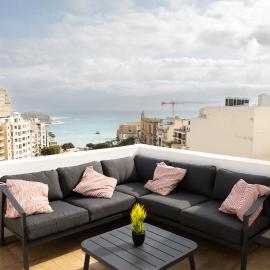 Entire Luxury Sliema Townhouse Steps from Beach – hotel w mieście Sliema