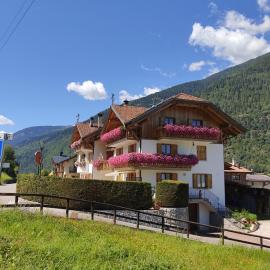 Appartamento Mansarda Patrizia e Franco Val di Sole – hotel w mieście Commezzadura
