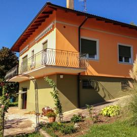 Villa Magnolia Oliveti relax e privacy con panorama mozzafiato, hotelli kohteessa Crosano