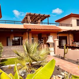 Stillvolle Villa mit Terrasse, Garten und Grill、ラハレスのホテル