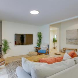 Charming Swan Lake Apartment w/ Deck!, hotel a Swan Lake