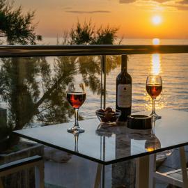 Black Rocks Luxury Seafront Beach Suite, hotel in Agios Gordios